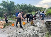 Sinergi Polri dan Masyarakat, Renovasi Jembatan Merah Putih Presisi Tahap II di Siak Dikebut