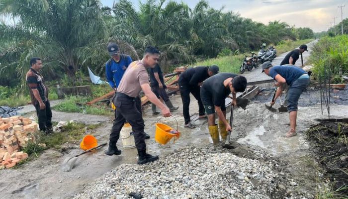 Sinergi Polri dan Masyarakat, Renovasi Jembatan Merah Putih Presisi Tahap II di Siak Dikebut