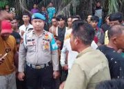 Massa Rusak dan Bakar Sebagian Bangunan yang Diduga Milik Terduga Bandar Narkoba di Rantau Kopar