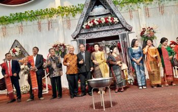 Ketua Umum IKBR Provinsi Riau Hadiri Pesta Adat Keluarga Simamora–Sitanggang di Sopo Godang Harianja