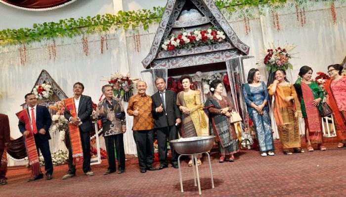 Ketua Umum IKBR Provinsi Riau Hadiri Pesta Adat Keluarga Simamora–Sitanggang di Sopo Godang Harianja