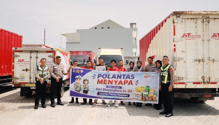 Sambut Hari Bhayangkara ke-80, Satlantas Polresta Pekanbaru Bagikan 200 Paket Bansos kepada Driver Ekspedisi