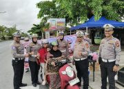 Polantas Polda Riau Bagikan Helm SNI dan Edukasi Keselamatan Berlalu Lintas di Pekanbaru