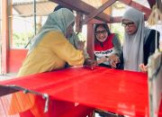 Bangkit dari Pandemi dan Banjir, Penenun Srikandi Serumpun Kembali Berkarya Berkat Dukungan PHR