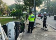 Diduga Alami Microsleep, Mobil Honda Brio Tabrak Tiang CCTV dan Pagar Taman Budaya Riau di Pekanbaru