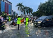 Hujan Deras Rendam Jalan Sudirman Pekanbaru, Satlantas Alihkan Arus dan Bantu Pengendara