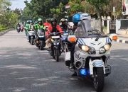 Semarak HUT ke-81 RI, Ditlantas Polda Riau Bagikan Sembako dan Helm SNI kepada Pengemudi OJOL