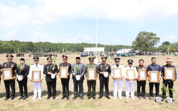 HUT ke-81 RI di Kampung Bungsur Berlangsung Khidmat, Dirbinmas Polda Riau Serahkan Penghargaan dan Bibit Pohon