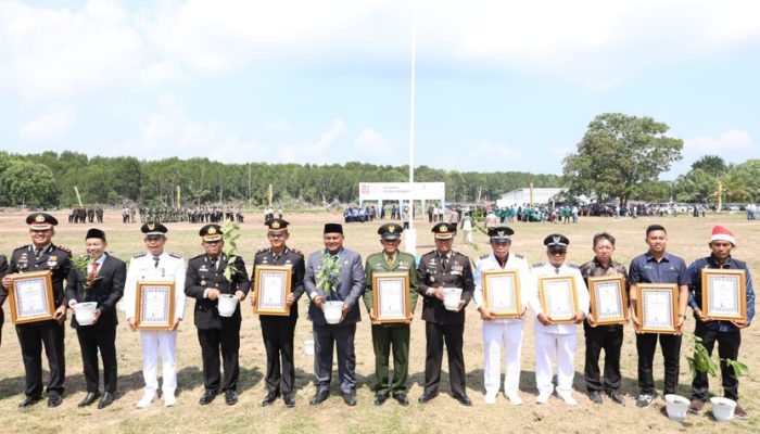 HUT ke-81 RI di Kampung Bungsur Berlangsung Khidmat, Dirbinmas Polda Riau Serahkan Penghargaan dan Bibit Pohon