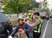 Asap Mulai Selimuti Pekanbaru, Polisi Bagikan 1.700 Masker ke Pengguna Jalan