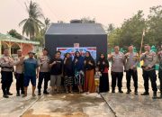 Sumur Warga Mengering, Polres Rohul Turun Langsung Salurkan Air Bersih