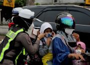 Udara Pekanbaru Memburuk, Polresta Bagikan 1.300 Masker N95 ke Pengendara