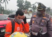 Ditlantas Polda Riau Bagikan 1.000 Masker, Warga Diimbau Waspada Saat Berkendara di Tengah Asap